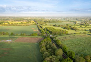 Kent, İngiltere 'de bir demiryolu hattının havadan görüntüsü.