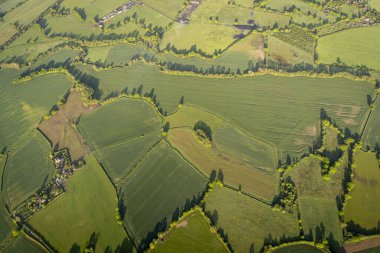 Kent, İngiltere kırsalındaki tarlaların ve köylerin hava görüntüsü