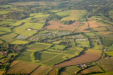 Kent, İngiltere 'deki kırsal alanların ve göllerin hava görüntüsü.
