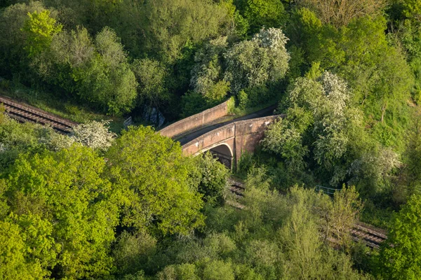 Kent Ngiltere Bir Demiryolu Hattının Üzerindeki Bir Köprünün Hava Görüntüsü — Stok fotoğraf
