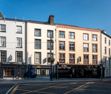 Güney İrlanda 'nın Waterford şehrinde dükkan cepheleri