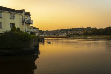 Suir Nehri, gün batımında, Güney İrlanda, Waterford şehrinde.
