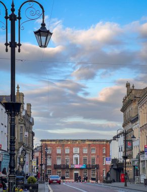 Wrexham şehrindeki High Street manzarası, Kuzey Galler, İngiltere