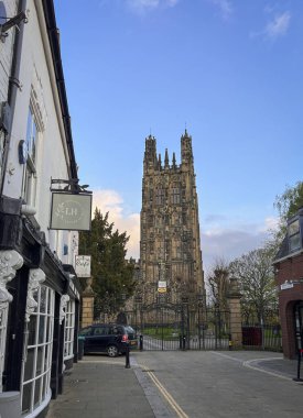 İngiltere 'nin Kuzey Galler' deki Wrexham şehrindeki Church Street ve St. Giles katedrali manzaralı.