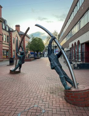 David Annand 'ın Kuzey Galler' deki Wrexham şehrinde iki kömür madencisini tasvir eden Ark heykeli.