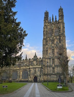 İngiltere 'nin Kuzey Galler' deki Wrexham şehrindeki St. Giles katedrali manzaralı.