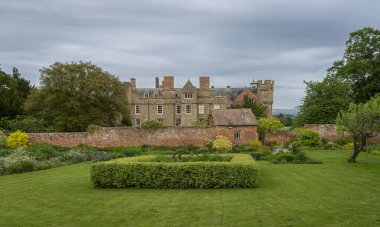 Bahçelerden Croft Kalesi manzarası, Yarpole, Herefordshire, İngiltere, İngiltere