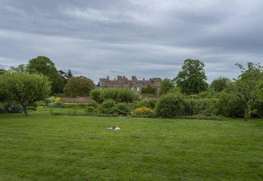Bahçelerden Croft Kalesi manzarası, Yarpole, Herefordshire, İngiltere, İngiltere