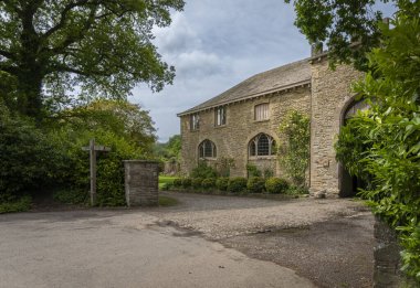 Yarpole, Herefordshire, İngiltere 'deki Croft Kalesi' nin eski ahırları.