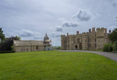 Croft Kalesi ve St. Michael Kilisesi ve Tüm Melekler