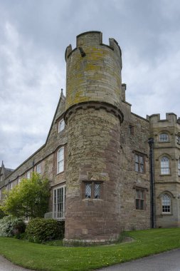Yarpole, Herefordshire, İngiltere 'deki Croft Kalesi' nin köşesi.