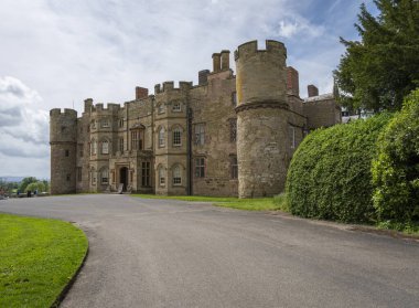 Yarpole, Herefordshire, İngiltere 'deki Croft Kalesi cephesi