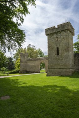 Yarpole, Herefordshire, İngiltere 'deki Croft Kalesi' nin savunma duvarları