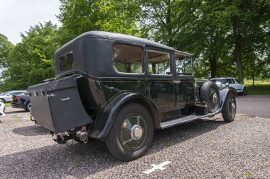 Klasik bir Rolls Royce arabasının otoparka park edişi.