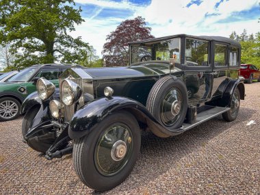 Klasik bir Rolls Royce arabası otoparka park edilmiş.