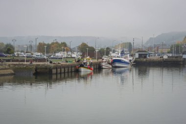 Fransa 'nın Honfleur kentindeki limandaki teknelerin görüntüsü.