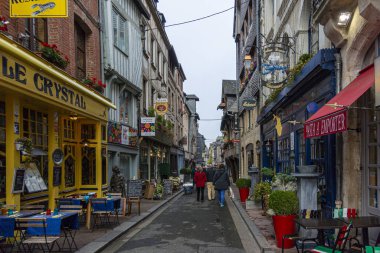 Fransa 'nın Honfleur kentindeki antik binaların sokak manzarası