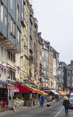 Honfleur, Normandiya, Fransa 'daki limandaki antik binaların manzarası