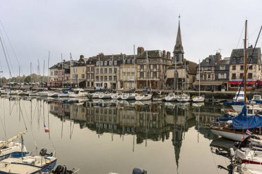 Honfleur, Normandiya, Fransa 'daki liman manzarası
