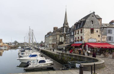 Honfleur, Normandiya, Fransa 'daki limandaki antik binaların manzarası