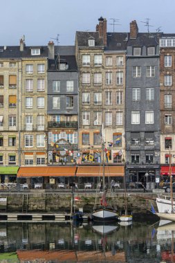Honfleur, Normandiya, Fransa 'daki liman manzarası