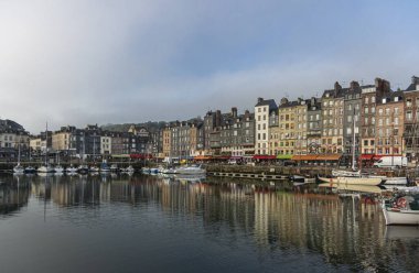 Honfleur, Normandiya, Fransa 'daki liman manzarası