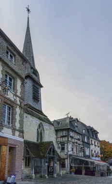 Honfleur, Normandiya, Fransa 'daki limandaki antik binaların manzarası