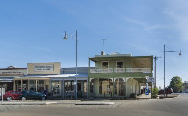 Beechworth, Avustralya, Nisan 2018, Beechworth, Victoria, Avustralya kırsal kesimindeki tarihi mağaza cephesi