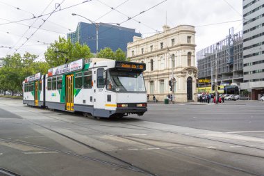 Melbourne, Avustralya, Şubat 2018 - Melbourne, Avustralya 'da Elizabeth Caddesi' nde bir tramvay