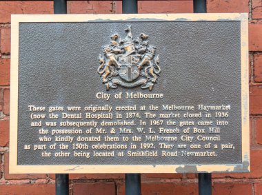 Melbourne, Avustralya, Şubat 2018 - Kraliçe Victoria Pazarı kapılarındaki tarihi tabela, Melbourne, Avustralya