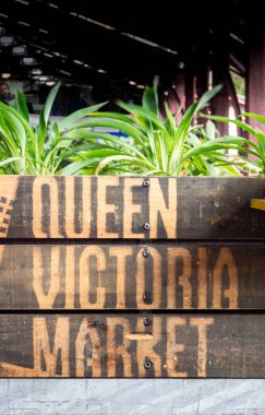 Melbourne, Avustralya, Şubat 2018 - Avustralya 'nın Melbourne kentindeki Kraliçe Victoria Pazarı için Tahta İşaret