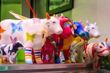 Renkli inek süslemeleriyle dolu bir market tezgahı.