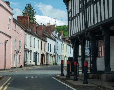 Herefordshire, İngiltere 'deki Ledbury antik pazar kasabasındaki sokak manzarası