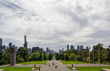 Melbourne şehrinin manzarası Melbourne, Victoria, Avustralya 'daki Hatıra Savaş Anıtı' ndan gökyüzüne yükseliyor.