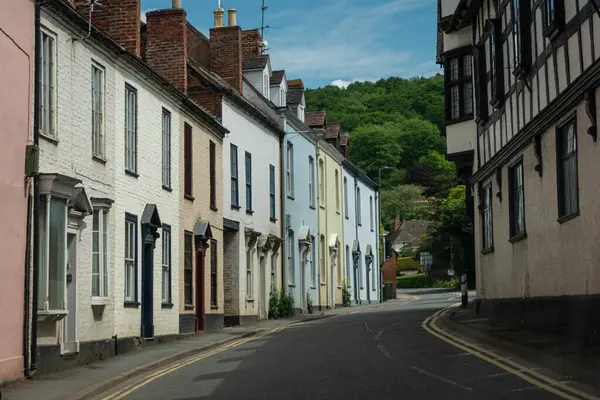 Herefordshire, İngiltere 'deki Ledbury antik pazar kasabasındaki sokak manzarası