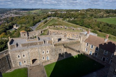 Dover Kalesi ve çevresindeki kule, Dover, Kent, İngiltere manzarası.
