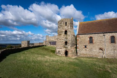 Dover, Kent, İngiltere uçurumlarındaki tarihi binalar.