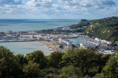 Dover, Kent, İngiltere 'deki marinanın havadan görüntüsü.