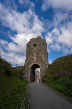 Dover Kalesi, Dover, Kent, İngiltere 'deki Colton Kapısı' na giden yol.