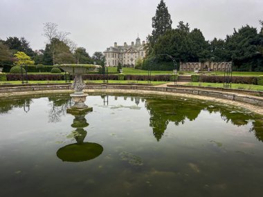 Arka planda görkemli evi olan resmi bahçe