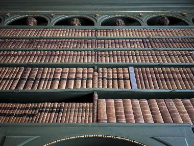 Özel bir evde kütüphanede kitaplıklar