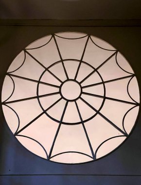 İç yuvarlak cam pencere