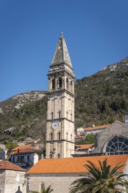 Karadağ 'ın Kotor körfezindeki küçük Perast kasabasındaki Aziz Nicholas Kilisesi kulesi