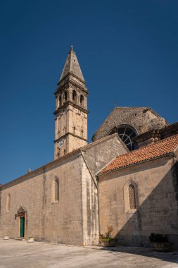 Karadağ 'ın Kotor körfezindeki küçük Perast kasabasının dışındaki Aziz Nicholas Kilisesi