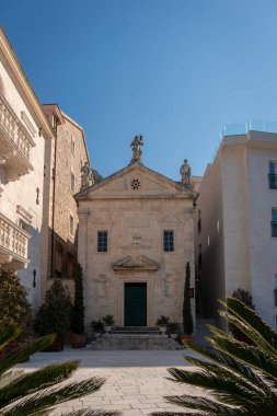 Karadağ 'ın Kotor körfezindeki küçük Perast kasabasındaki St Mark Kilisesi