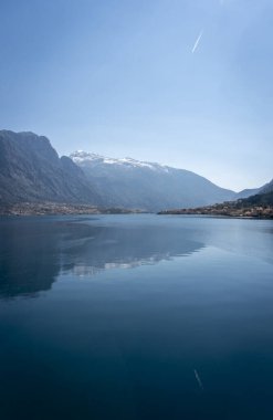 Karadağ 'ın Kotor Körfezi' nde kar kaplı dağları olan küçük bir kasaba manzarası