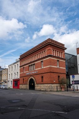 İngiltere 'nin Cheltenham kentindeki eski Pittville Gates elektrik santralinin görüntüsü.