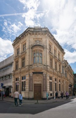 Cheltenham, İngiltere 'deki ana caddenin sokak manzarası.