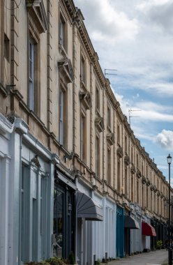 Birleşik Krallık 'ın Cheltenham kasabasındaki Teraslı dükkan cephelerinin görüntüsü