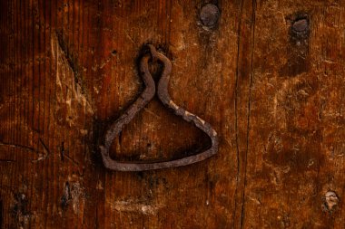 Zincirli eski ahşap kapı